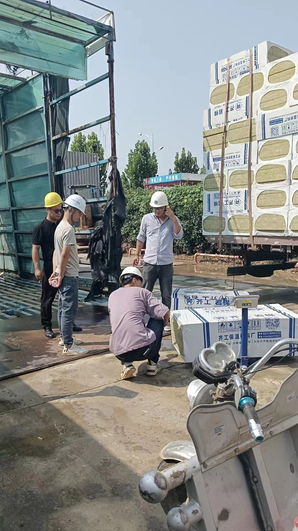 巖棉板驗(yàn)收現(xiàn)場(chǎng)